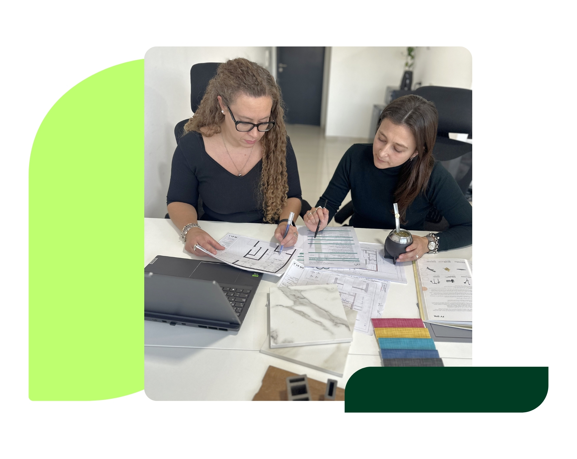 Emi y Sole trabajando en planos y muestras de proyecto